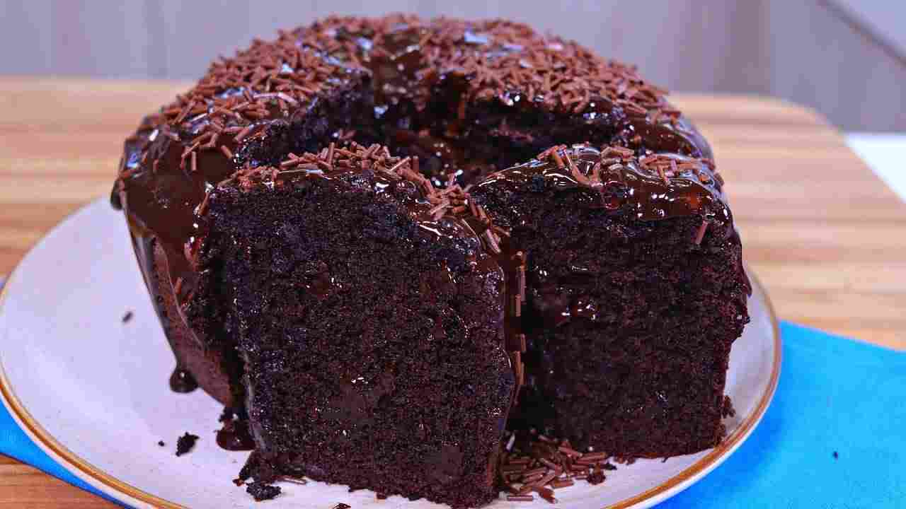 Bolo de Chocolate Fácil e Fofinho que Desmancha na Boca! Bolo de Chocolate com Cobertura