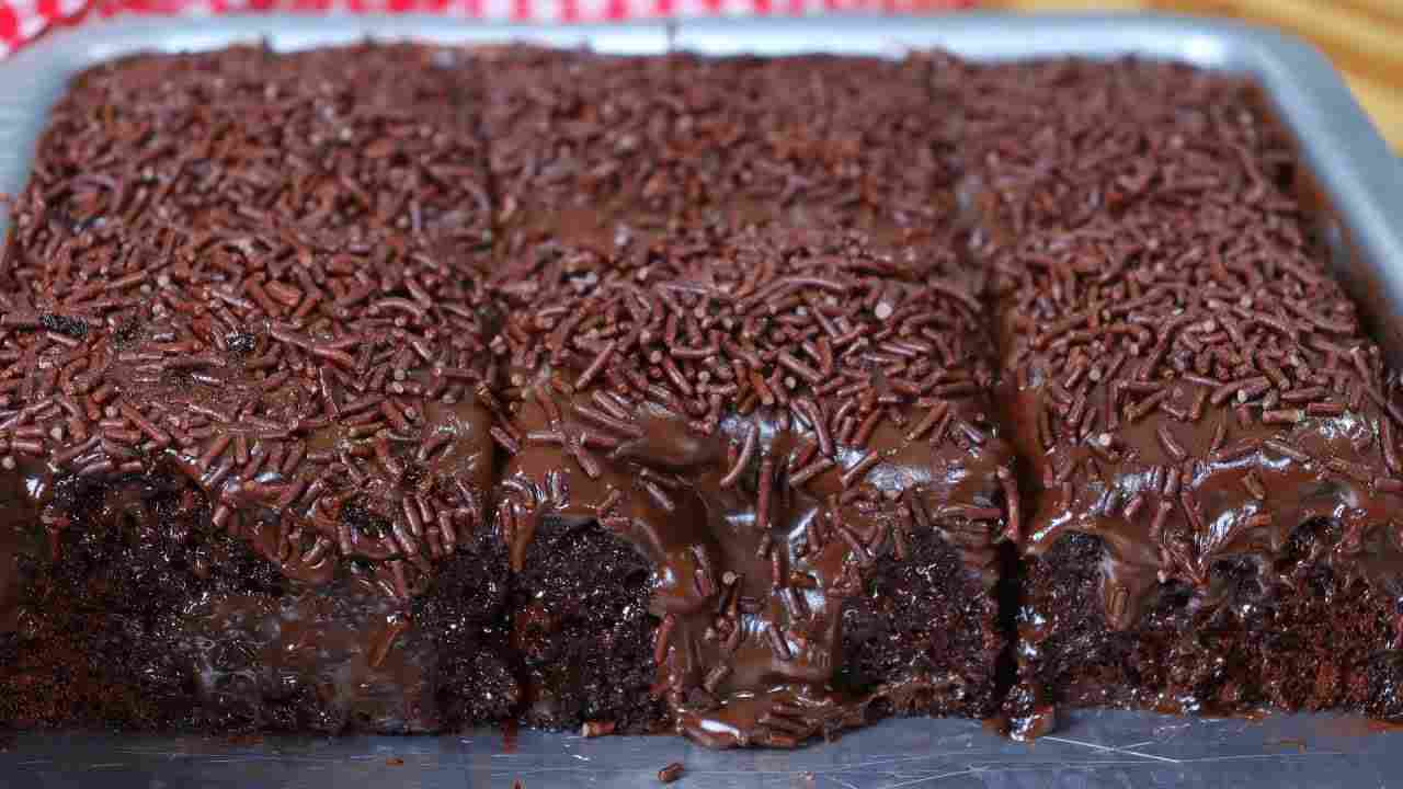 Bolo de Chocolate Rápido e Fácil Massa Fofa e Molhadinha