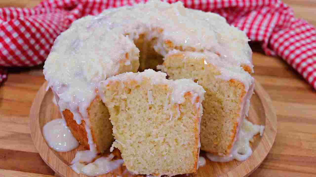 Bolo de Coco Fofinho e Fácil de Liquidificador Bolo Toalha Felpuda