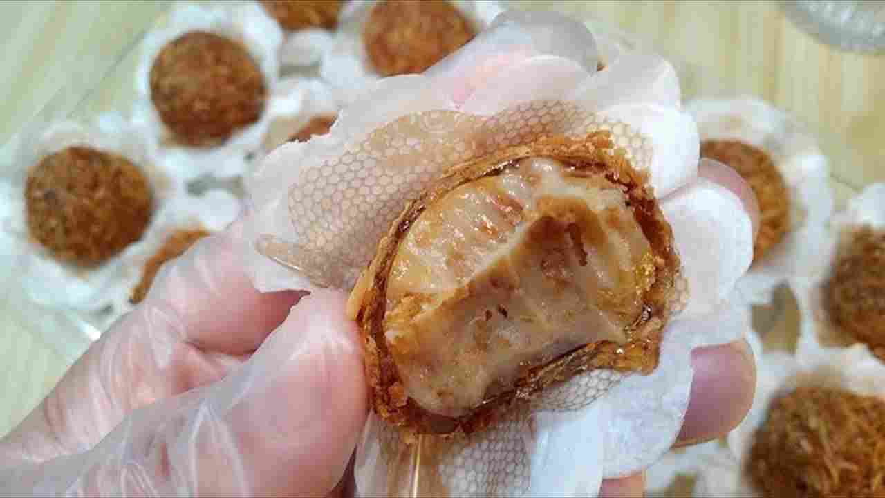 Brigadeiros de Coco Queimado Banhados no Caramelo - Brigadeiro Vidrado/ Docinhos Ouriço!