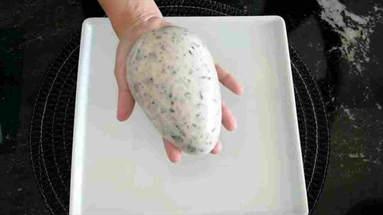 Casca de Ovo de Páscoa de Chocolate Branco com Flocos de Bolacha Oreo