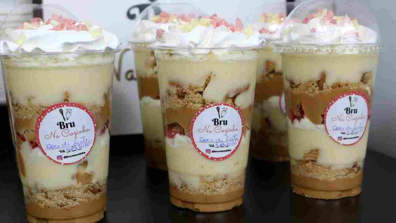 Copo da Felicidade - Creme de Ninho, Doce de Leite, Morangos e Bolacha Picadas Bru na Cozinha