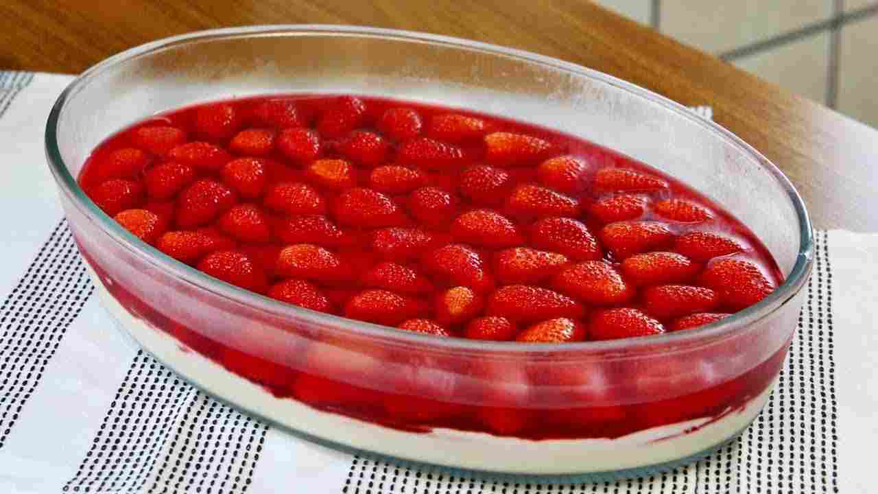 Delícia de Morango na Travessa - Sobremesa Fácil e Rápida Menino Prendado