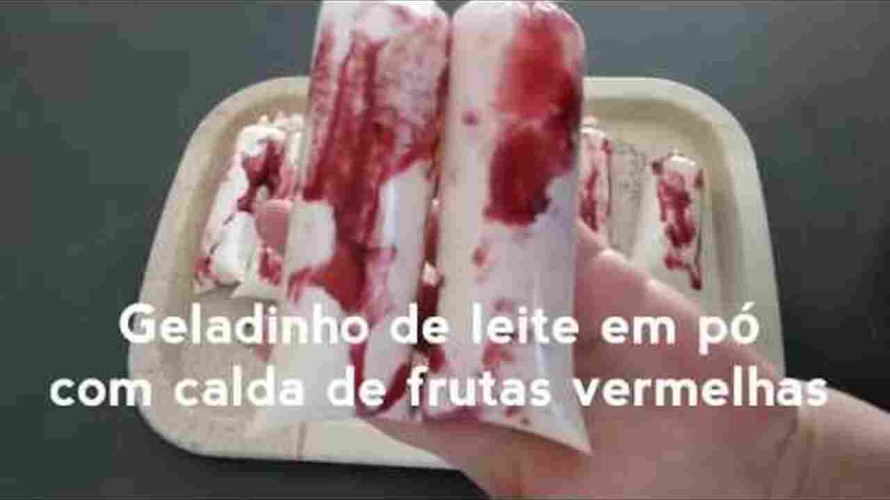 Geladinho com Calda de Frutas Vermelhas