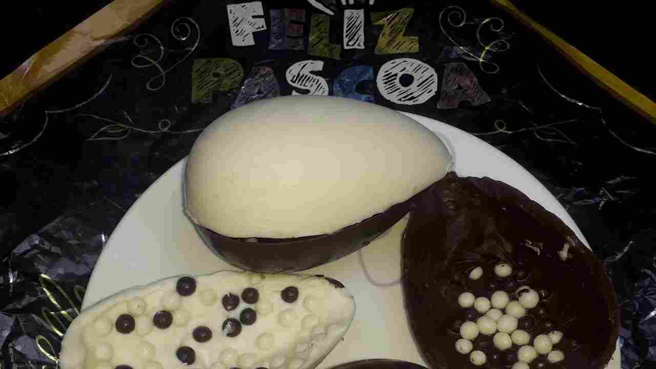 Ovo da Páscoa de Chocolate Branco e Preto e Recheado