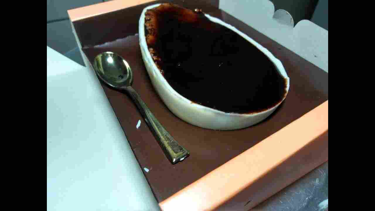 Ovo de Páscoa de Colher de Chocolate Branco com Pudim de Nutella que Não Vai ao Forno
