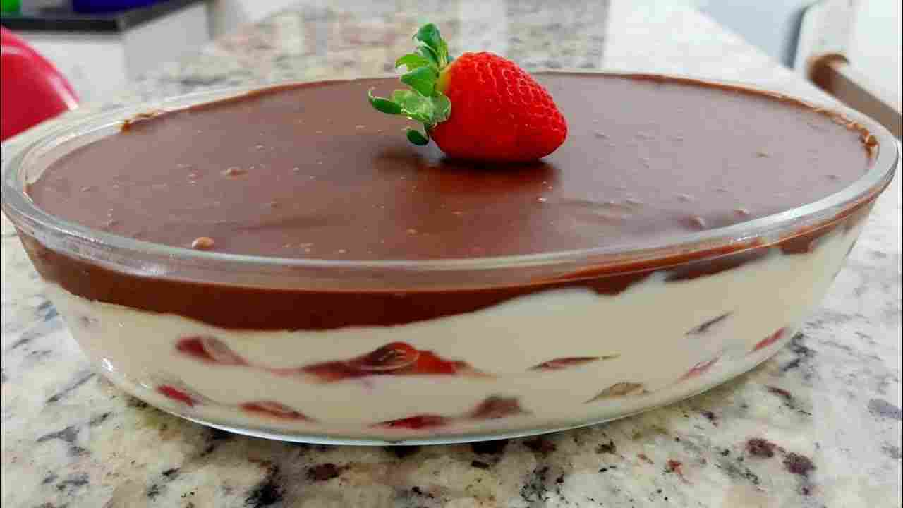 Surpreenda Seus Convidados com Essa Sobremesa - Sobremesa de Morango na Travessa - Fácil