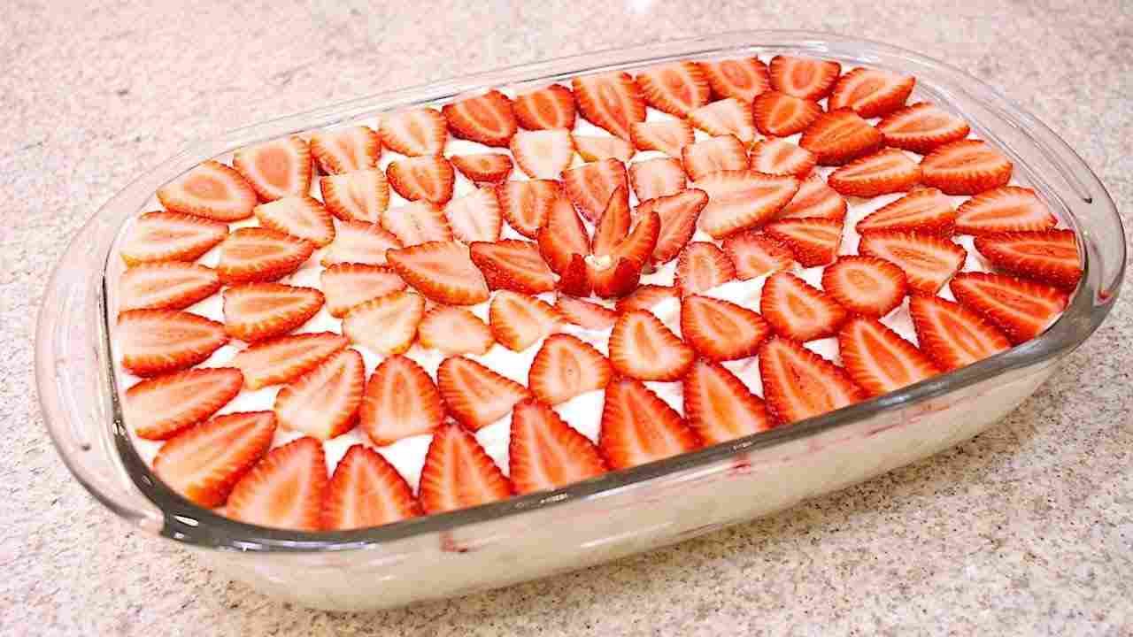 Sobremesa de Morangos com Suspiros na Travessa - Rapidíssima - Fácil - Super Leve - Isamara Amâncio