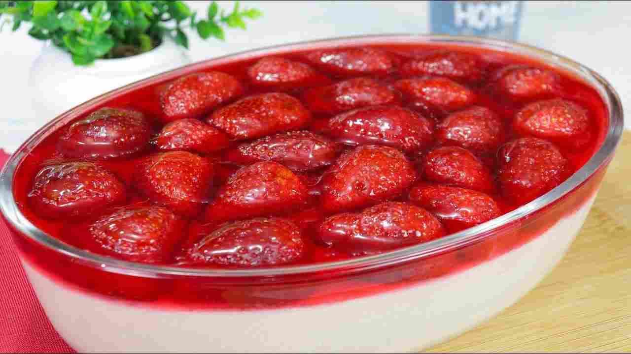 Sobremesa Fácil de Morango na Travessa para o Natal - Não Sobrou Nem 1 Morango Pra Contar Historia